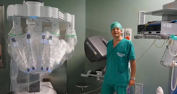 Chirurgia, tumore al rene asportato con robot su paziente sveglia