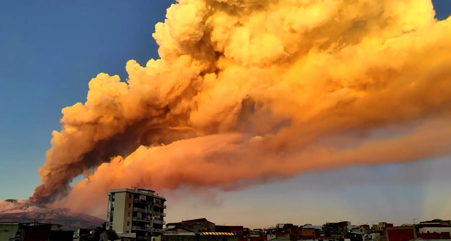 L'eruzione dell'Etna colora il cielo di rosso Immagini spettacolari