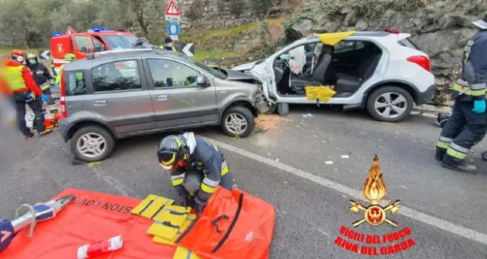 Tremendo frontale sulla Gardesana a Nago: ferite due donne, soccorse con l'elicottero