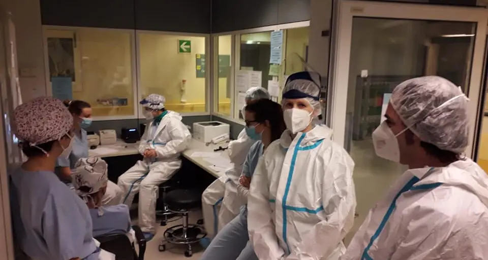 Un minuto di silenzio in tutti gli ospedali trentini Un anno fa partiva l'incubo, oggi il ricordo in piazza Duomo