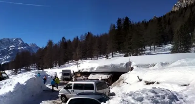Dolomiti bellunesi \"assaltate\" dai turisti nel Veneto \"giallo\": tutto esaurito nei rifugi
