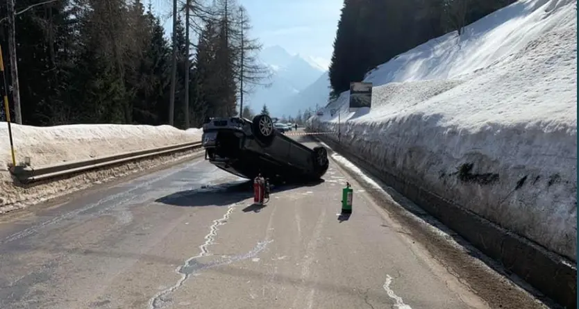 Che botto a Campiglio: frontale sul viale principale, e la Mini finisce capottata