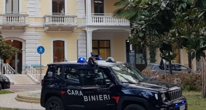 Arco: i Carabinieri arrestano lo spacciatore, il cane antidroga trova l'hashish in casa sua