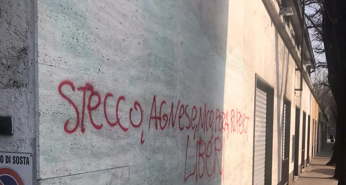 Sorprende un giovane che scrive sul negozio: commerciante aggredito