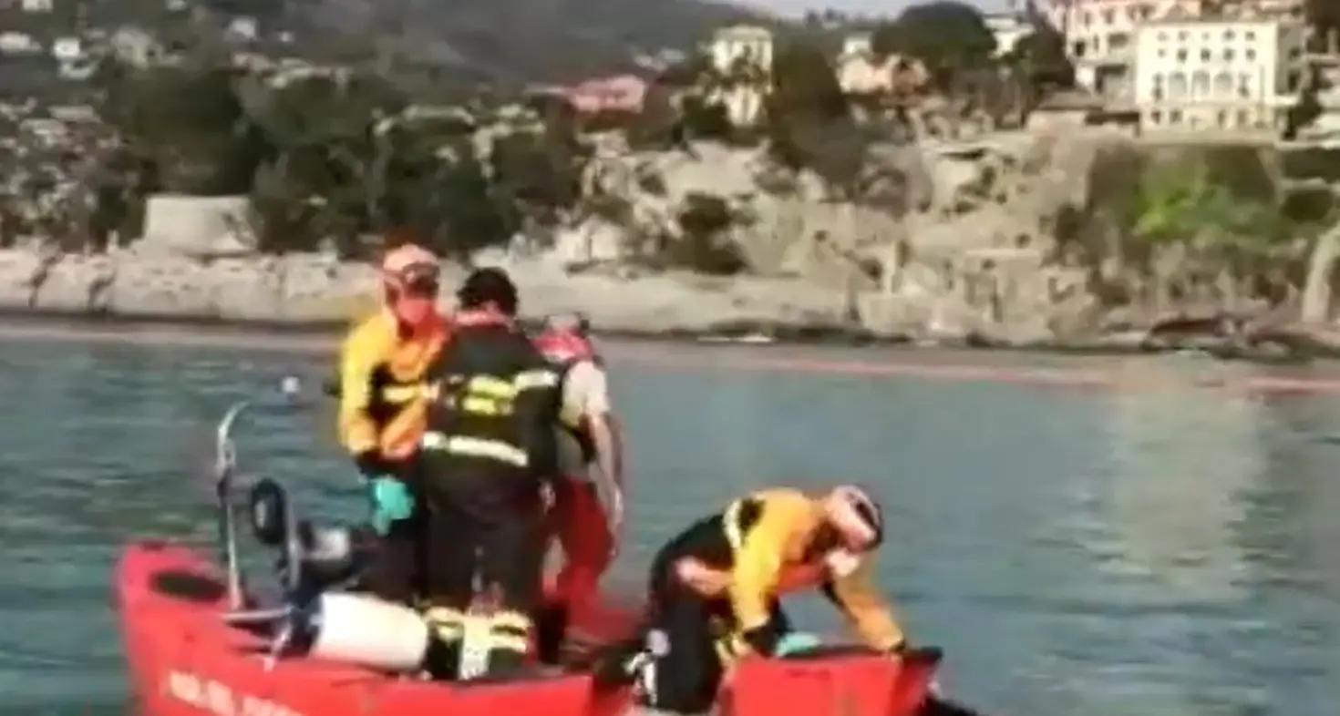 Camogli, i vigili del fuoco recuperano le bare franate in mare