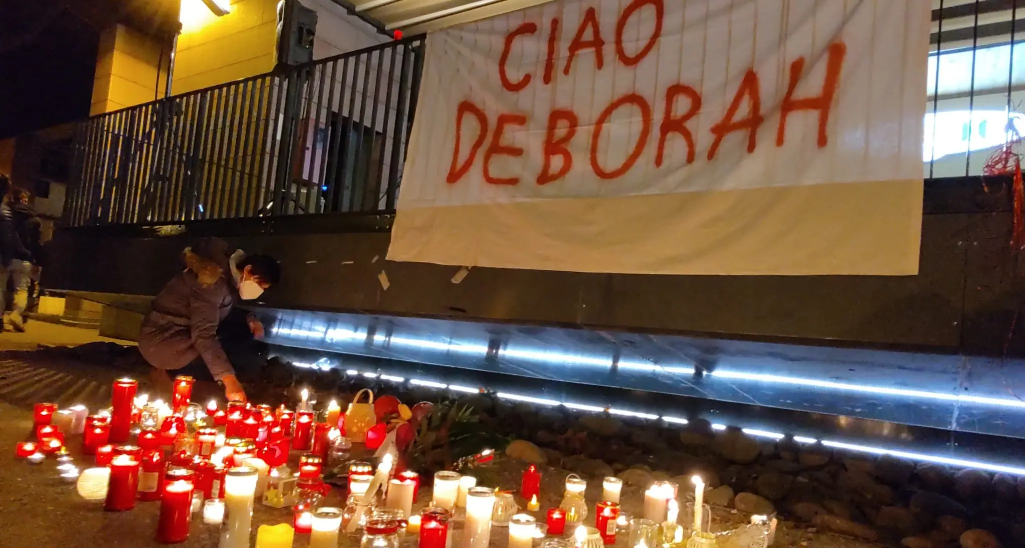 Una fiaccolata a Vigo Meano per ricordare Deborah Una candela sui davanziali contro la violenza sulle donne Boom di offerte per i 4 figli della vittima