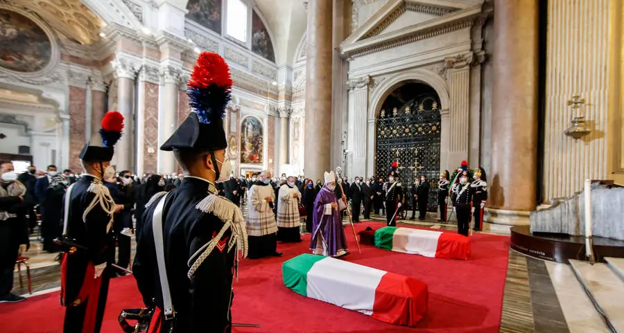 L'ultimo abbraccio all'ambasciatore Attanasio e al carabiniere Iacovacci: commozione e dolore ai funerali di Stato