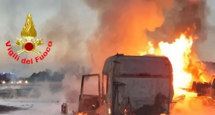 Incidente e camion in fiamme sulla A4 nel Bresciano: autostrada chiusa