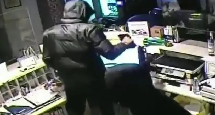 Sequestrano portiere e rapinano hotel, fermata baby gang: il video dell’aggressione