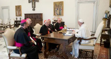 Francesco: \"Morirò in carica o papa emerito, non torno in Argentina\"