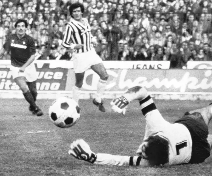 Il portiere della Juventus, Dino Zoff (D), respinge un tiro di un giocatore del Torino, sotto lo sguardo attento di Gaetano Scirea nel derby vinto dai bianconeri per 1-0 allo stadio Comunale di Torino, 21 novembre 1982. ANSA