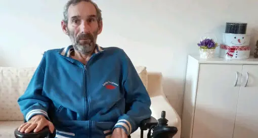 Ernest, in Italia da 30 anni, ora è malato di Sla ma non ha diritto agli aiuti provinciali perché residente solo da 2 anni