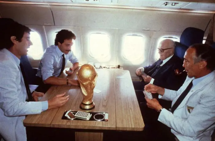 In una foto d'archivio la storica partita a carte sull'aereo di ritorno da Madrid dopo la vittoria dell'Italia ai Mondiali del 1982, da sinistra Dino Zoff, Franco Causio, Sandro Pertini ed Enzo Bearzot. ANSA