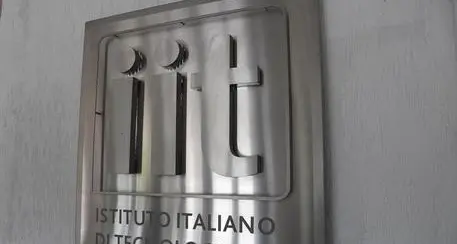 Primo tatuaggio smart che si illumina, su pelle e oggetti