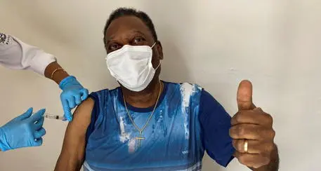 Pelè si vaccina: \"La pandemia non è finita, aiutiamoci\"