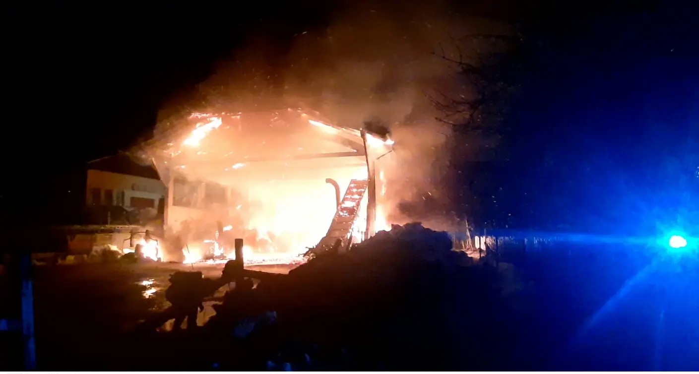 Furioso incendio a Romeno, distrutto il fienile di un'azienda agricola