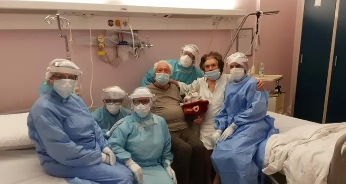 Sposati da 64 anni, si ammalano insieme di covid. Lea e Angelo ricoverati in una stanza \"matrimoniale\"