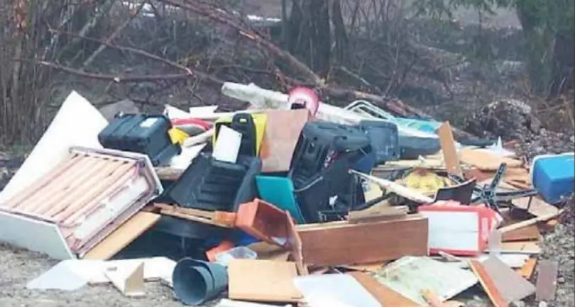 La ditta svuota una casa, e butta mobili e rifiuti nel bosco a Bieno: multa da 13 mila euro
