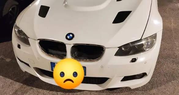 Va a ritirare il cibo d'asporto, in 15 minuti gli smontano la Bmw e rubano griglie e lavavetri