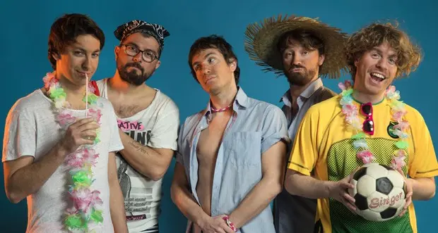 Parlano i ragazzi dello Stato sociale: «Siamo a Sanremo per fare spettacolo. La nostra ironia è antica e nobile»