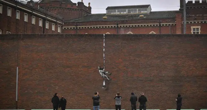 Banksy ci mette la firma: è suo il murale sulla prigione di Oscar Wilde