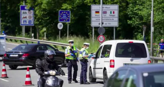 Viaggi nella Ue, una legge per introdurre il \"pass verde covid\"