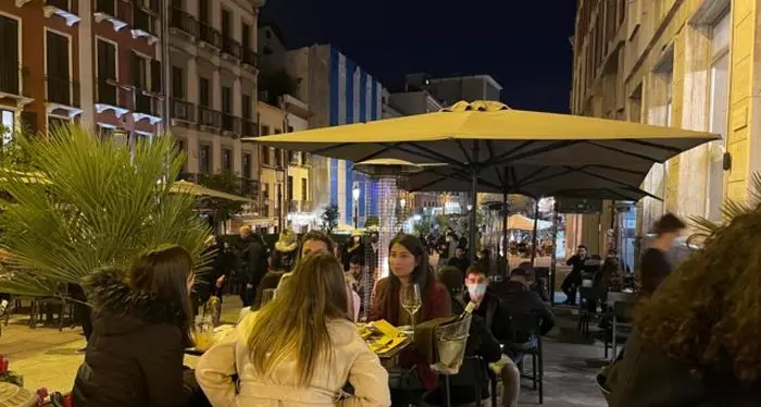 Cene e passeggiate notturne nella prima serata della Sardegna zona bianca
