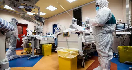 Covid: lo sfogo di chi è in prima linea «Ospedali pieni, personale stremato»