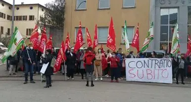 Lavoratori delle pulizie in ospedali e Rsa: chiedono il vaccino, ma per la Provincia non è una priorità
