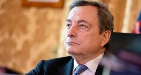 Draghi: «Acceleriamo sui vaccini, la via d'uscita non è lontana»