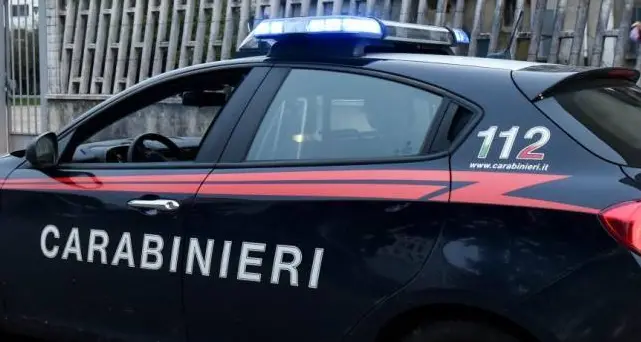 Cerca di violentarla e la colpisce con un martello da carne: arrestato dai carabinieri