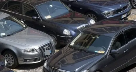 Auto blu per tutti gli assessori, ed anche ai dirigenti degli enti provinciali, la delibera galeotta proposta da Fugatti e poi ritirata: \"Non l'avevo letta\"