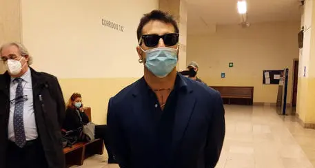 Corona: per i giudici deve tornare in carcere. Lui si taglia i polsi