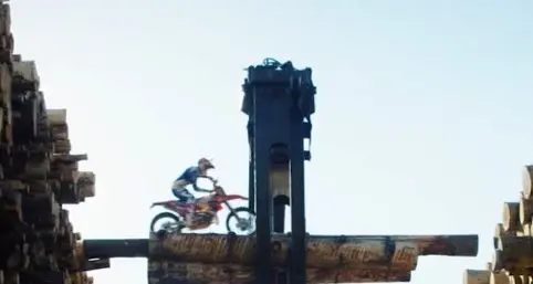 Magie in acrobazia: la segheria diventa una pista da cross