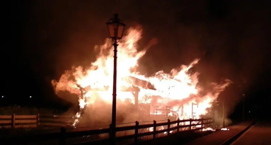 Furioso incendio a Sagron Mis: nella notte va a fuoco un fienile, completamente distrutto