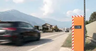 Il \"bidone arancione\" dello speed-check ha colpito: sanzionato un automobilista che a Marco di Rovereto andava ai 172