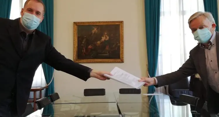 Gli abitanti di Quaere non ne possono più: consegnate 372 firme contro la presenza della ditta di asfalti
