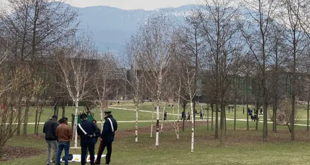 Controlli nei parchi, i carabinieri arrestano uno spacciatore. Assembramento in piazza Dante: 18 multe da 400 euro
