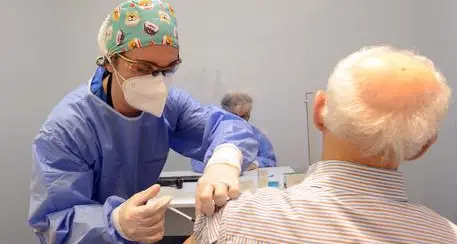 Vaccino, in Trentino si aprono le prenotazioni online per over 75. Roma lancia il nuovo piano: 500mila dosi al giorno e l'80% dei cittadini immune per fine settembre