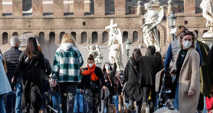 Ultimo sabato prima della zona rossa: a Roma troppa gente a spasso, chiuso ai pedoni il centro storico