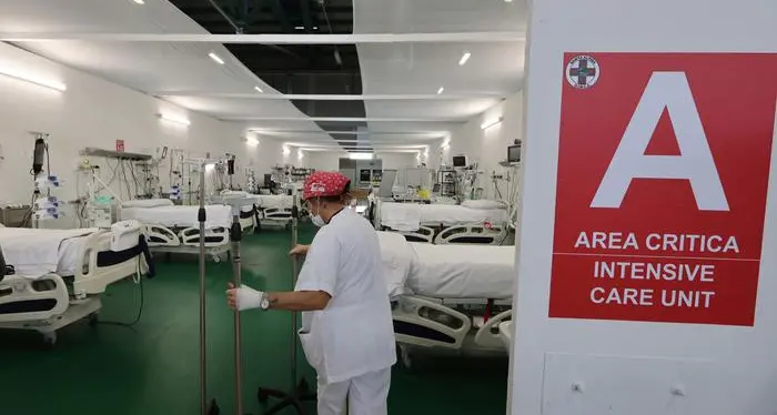 Infermiera no-vax positiva al covid: focolaio in ospedale. Riparte da Genova la richiesta del vaccino obbligatorio o di altre misure
