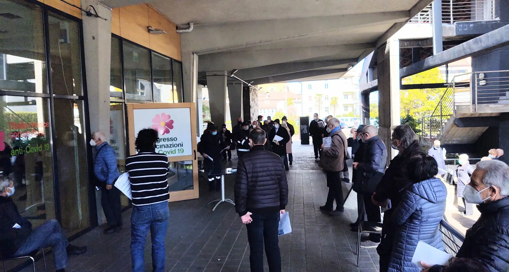 Code e ritardi al punto vaccinazioni all'ex Trento Fiere. Gli appuntamenti slittano di oltre un'ora