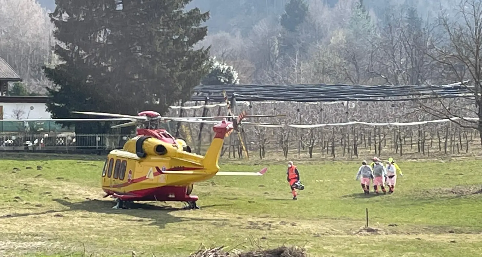 Assizzi, cade in moto: grave un 71enne soccorso con l'elicottero