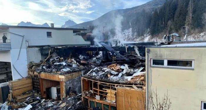 Pusteria, rogo devasta falegnameria. Contro le fiamme al lavoro 250 pompieri, due feriti leggermente