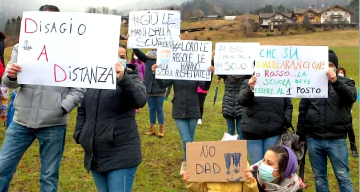 Primiero, in scena la rabbia contro la didattica a distanza. «La scuola è un luogo sicuro, bambini e ragazzi non possono perderla»