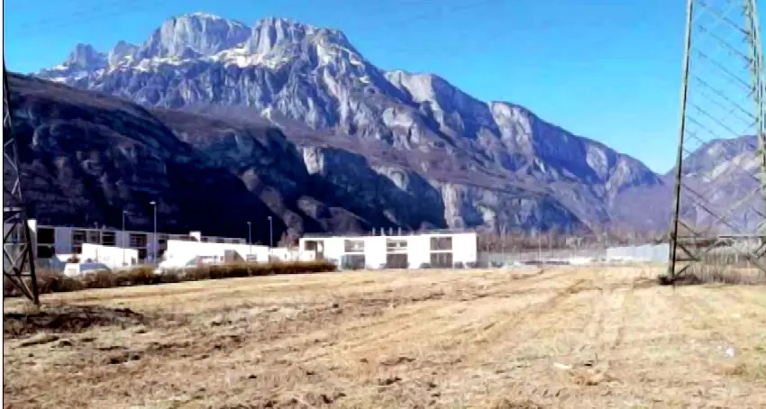 Spini, i rifiuti di plastica svolazzano nei campi
