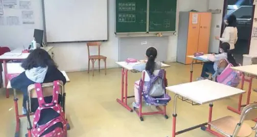 Quei banchi vuoti e la fatica di stare a casa. I dirigenti: «Noi ce la mettiamo tutta»
