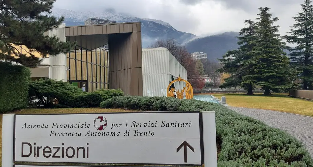 Per l'Azienda sanitaria si può lavorare dalle Canarie: Filippo Degasperi solleva il caso di una dirigente
