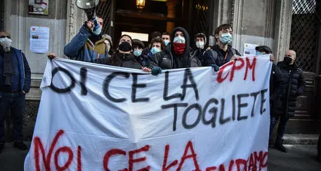 Il governo valuta graduali riaperture dopo Pasqua: si comincia dalle scuole. Obiettivo \"normalità\" in maggio-giugno