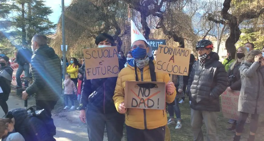 «Riapriamo tutte le scuole». Domani in centinaia alle Albere